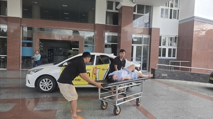 Lực lượng chức năng đưa sản phụ đi cấp cứu. Ảnh: ĐS.