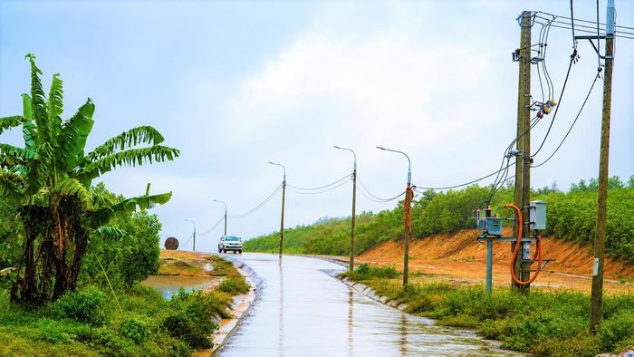 Hệ thống đường bê tông, điện và công trình hạ tầng vào khu tái định cư thôn Phước Bắc đã hoàn thành. Ảnh: TT.