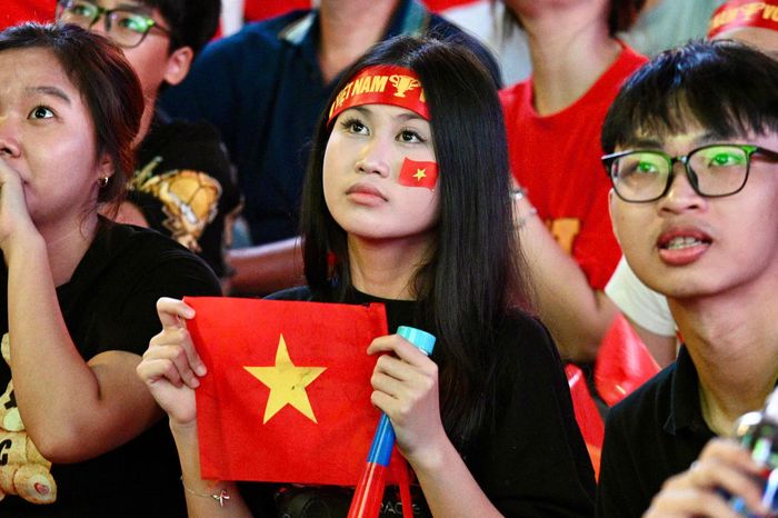  Những pha tranh chấp bóng quyết liệt giữa cầu thủ hai đội khiến không khí tại Nguyễn Huệ liên tục căng thẳng. Mỗi tình huống giằng co trên sân đều nhận được sự chú ý của CĐV, với tiếng hò reo xen lẫn những khoảnh khắc hồi hộp chờ diễn biến tiếp theo. 