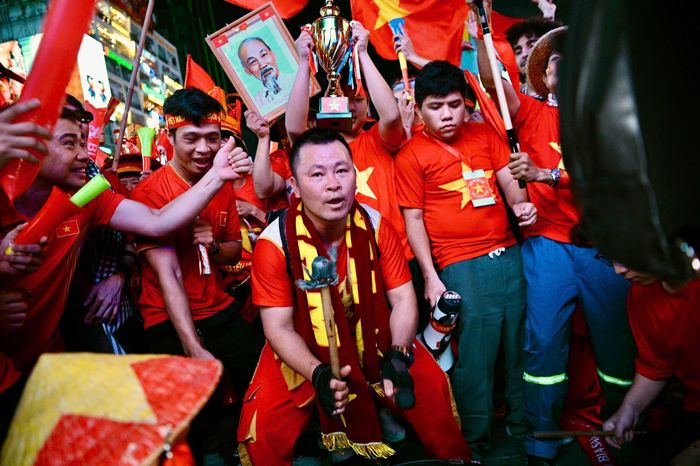  Tuyển Việt Nam tiếp tục khiến Nguyễn Huệ bùng nổ với cú vô lê từ góc hẹp của Quang Hải nhân đôi cách biệt cho tuyển Việt Nam. Từ trạng thái hồi hộp, lo lắng, CĐV chuyển sang phấn khích, liên tục hô vang tên đội tuyển. 