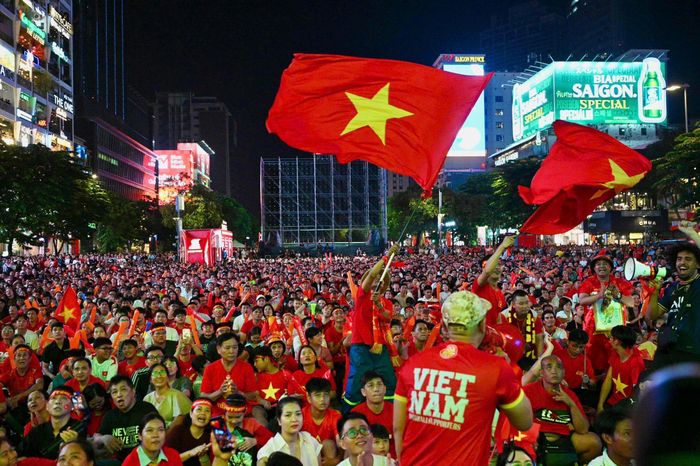  Phố đi bộ Nguyễn Huệ phủ kín sắc đỏ trong đêm chung kết lượt đi ASEAN Cup 2026. Sau trận đấu, người hâm mộ tiếp tục chia sẻ cảm xúc và hướng về trận lượt về, nơi tuyển Việt Nam sẽ tiếp tục tranh chức vô địch với Thái Lan. 