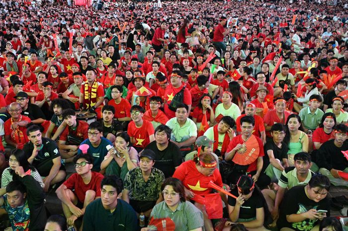  Ngay trước giờ bóng lăn, CĐV phủ kín khu vực màn hình LED tại phố đi bộ Nguyễn Huệ. Tất cả cùng hướng về sân Rajamangala, nơi tuyển Việt Nam bước vào trận chung kết lượt đi với Thái Lan. Không khí tại Nguyễn Huệ nóng lên từng phút, sẵn sàng cho 90 phút được dự báo đầy căng thẳng giữa hai đối thủ quen thuộc. 