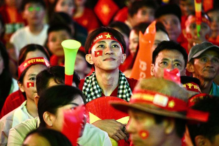  "Lúc bóng vào lưới, tôi gần như không kịp nghĩ gì, chỉ biết cùng mọi người hét lên và ăn mừng. Trận chung kết căng thẳng hơn tôi tưởng, nên bàn thắng này giúp tôi nhẹ nhõm rất nhiều. Hy vọng các cầu thủ giữ được sự tập trung và có thêm bàn để tạo lợi thế trước Thái Lan", Minh Khang, một CĐV có mặt tại phố đi bộ Nguyễn Huệ, chia sẻ. 
