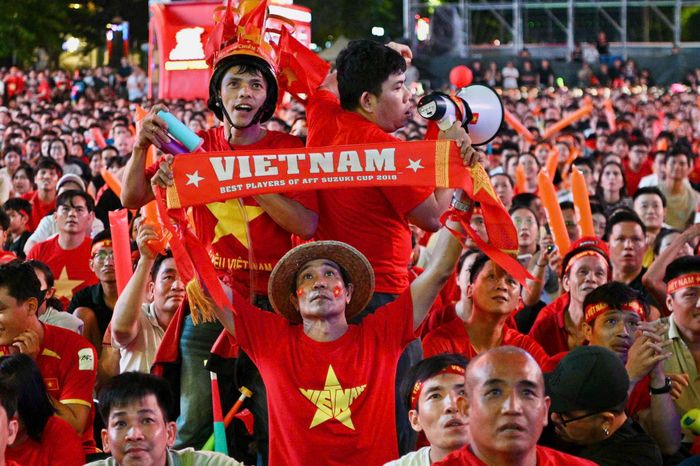  Sau niềm vui chiến thắng, nhiều CĐV nhắc đến trận lượt về ngày 26/8. Chiến thắng 2-0 tại lượt đi giúp tuyển Việt Nam có lợi thế lớn, nhưng người hâm mộ hiểu rằng chức vô địch vẫn còn ở phía trước và đội tuyển cần thêm một trận đấu tập trung. 