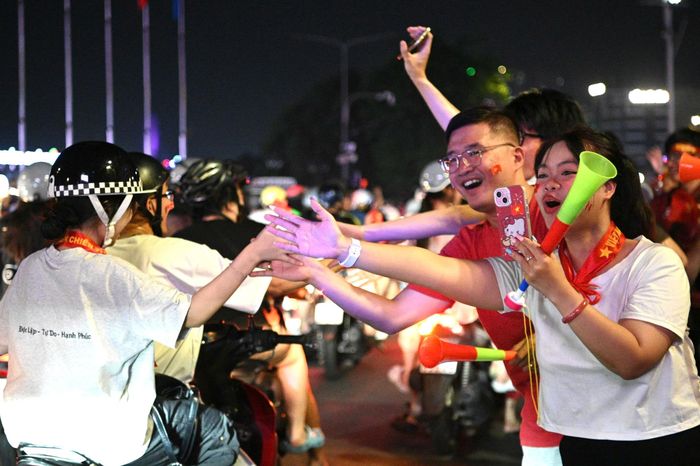  Những đoàn xe nối nhau di chuyển qua khu vực trung tâm. Tiếng còi xe, tiếng hô “Việt Nam” và những tràng reo hò liên tục vang lên, tạo nên không khí ăn mừng đặc trưng sau một chiến thắng quan trọng giúp tuyển Việt Nam có lợi thế dẫn trước tại trận chung kết lượt về. 