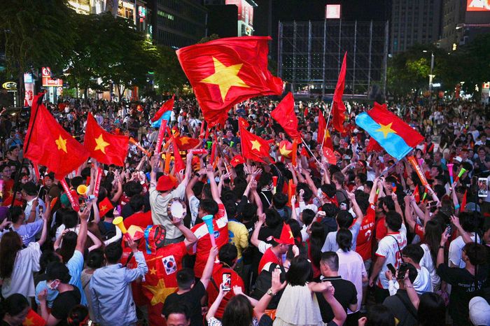  Sau 90 phút căng thẳng tại Rajamangala, người hâm mộ Việt Nam có một buổi đêm cuồng nhiệt. Từ những điểm xem bóng đá, dòng người tiếp tục đổ ra đường với niềm vui chiến thắng. Tuyển Việt Nam đang có lợi thế lớn trước Thái Lan, trận lượt về diễn ra ngày 26/8 là nơi chiếc cúp ASEAN Cup 2026 được định đoạt. 