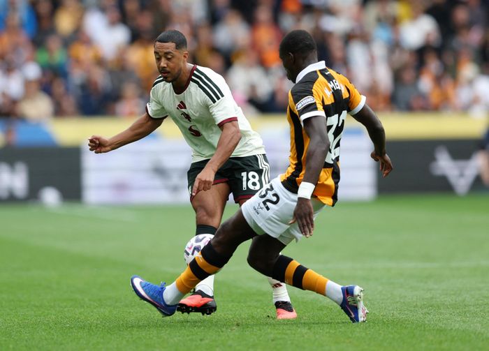  MU bước vào mùa giải với nhiều kỳ vọng sau màn hồi sinh dưới thời Michael Carrick, nhưng Hull nhanh chóng chỉ ra những vấn đề đội bóng này chưa giải quyết được. 