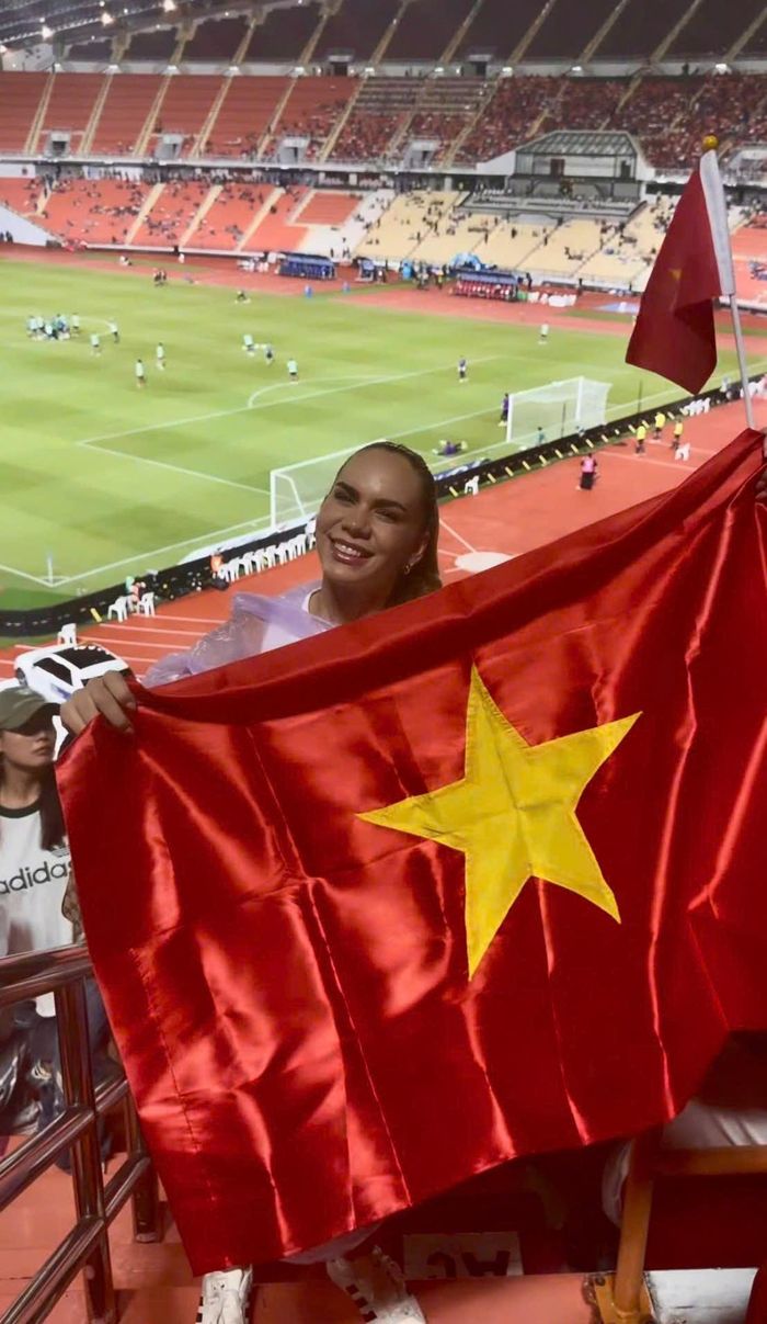  Marcele Seippel, bà xã Xuân Son, nhanh chóng chia sẻ khoảnh khắc ăn mừng tại sân Rajamangala tối 22/8. Tại giải đấu năm nay, Marcele gần như đến sân cổ vũ chồng và đồng đội trong mọi trận đấu. 