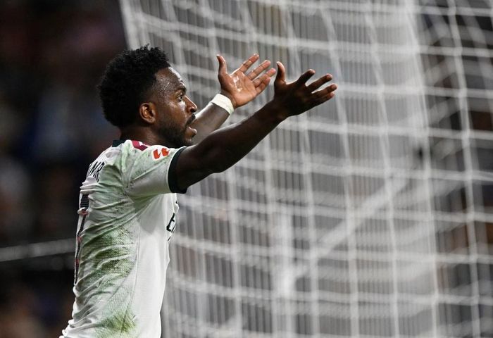 Vinicius tiếp tục trở thành tâm điểm tranh cãi sau một loạt va chạm với cầu thủ Espanyol trong ngày Real Madrid thắng nghẹt thở nhờ bàn phút 90 của Carlos Espi. 