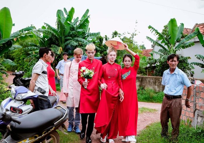  Olga và Bá Hổ cùng kiên nhẫn thuyết phục hai bên gia đình trước khi về chung một nhà. 