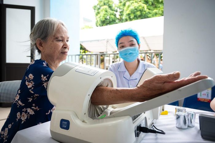  Thay vì rủ nhau đi tiêm "bổ não", PGS Nguyễn Lân Hiếu khuyên mọi người nên đo huyết áp định kỳ, đi bộ buổi sáng, ngủ đúng giờ và ăn nhạt hơn. Ảnh: Đinh Hà. 