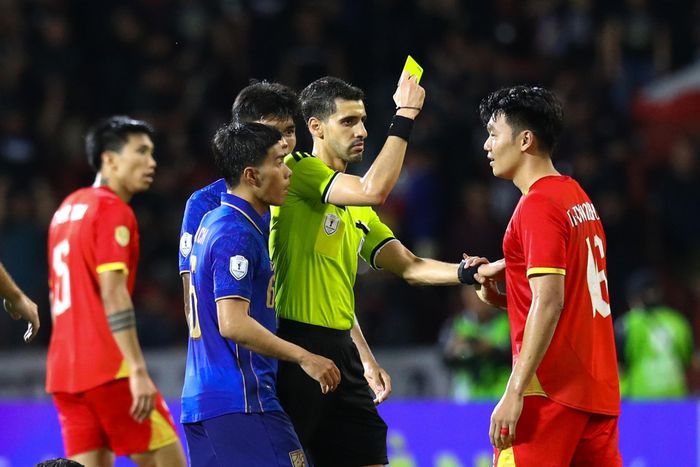  Thành Chung có những tình huống phạm lỗi vừa đủ, gây sức ép tâm lý cho đối thủ. Trong pha bóng này ở hiệp hai, nhạc trưởng 22 tuổi Kakana Khamyok của Thái Lan dường như đã hơi bị ngợp. Thành Chung chỉ nhận một thẻ vàng, đó là thẻ vàng đầu tiên của anh từ đầu giải. 