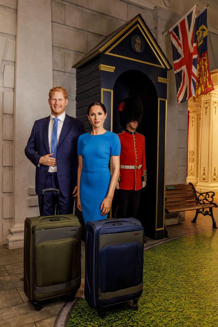  Tượng sáp của Hoàng tử Harry và vợ, Meghan, đứng cạnh những chiếc vali tại bảo tàng Madame Tussauds ở London (Anh) ngày 20/8. Truyền thông Anh tuần này đưa tin vợ chồng Harry - Meghan có kế hoạch rời Mỹ vào cuối tháng 8 để chuyển về Anh. Theo báo chí, Harry và Meghan đã thực hiện một số chuyến thăm Anh trong năm nay. Cặp đôi dành thời gian tại Althorp, nơi Công nương Diana lớn lên và yên nghỉ, trước khi Harry dùng bữa riêng cùng Vua Charles III tại Highgrove và có chuyến đi ngắn tới Scotland. 