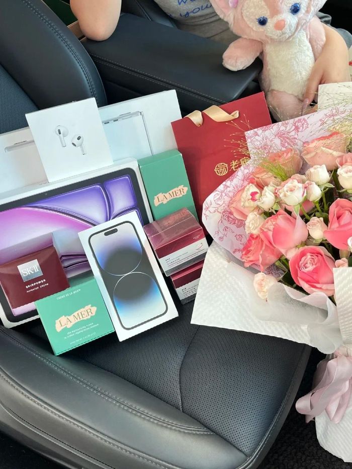 Mạng xã hội Trung Quốc xuất hiện nhiều bài viết khoe quà là các thiết bị điện tử mới hay các món quà có giá lên tới hàng nghìn USD. Ảnh minh họa: Red Note.