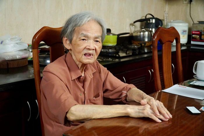  Bà Lê Nguyễn Hồng Minh, con gái liệt sĩ Nguyễn Thị Minh Khai, nay đã 87 tuổi, vẫn mong mỏi tìm được nơi mẹ đã nằm lại. Ảnh: NT. 