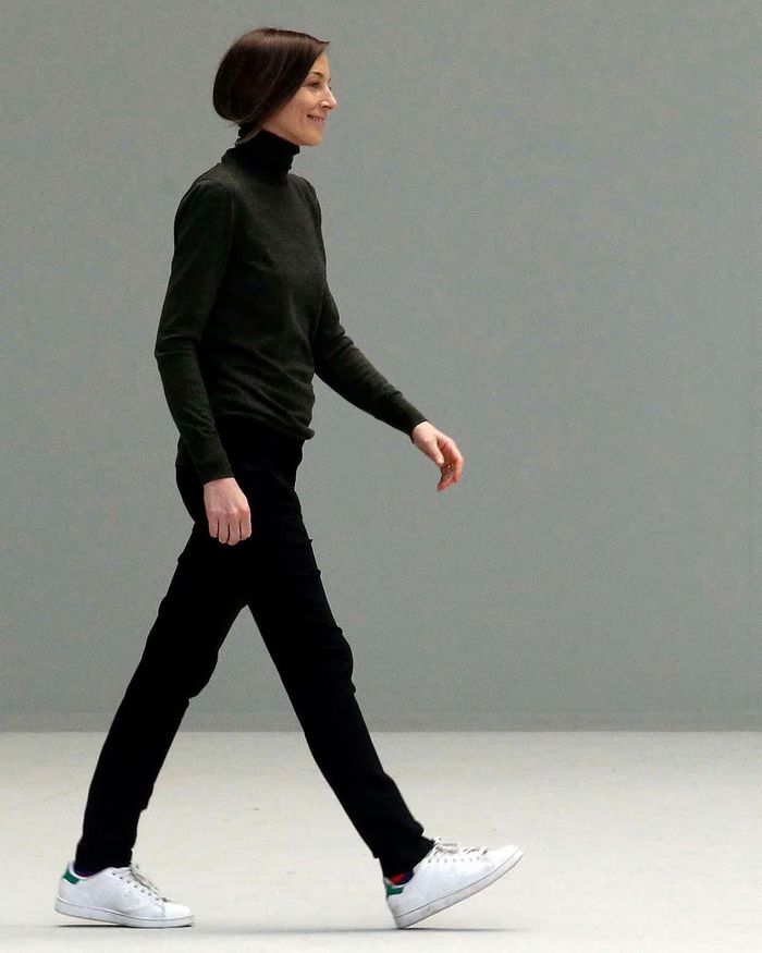  Phoebe Philo diện Adidas Stan Smith, mẫu giày từng gây sốt trong giới thời trang. Ảnh: Michel Dufour/WireImage.