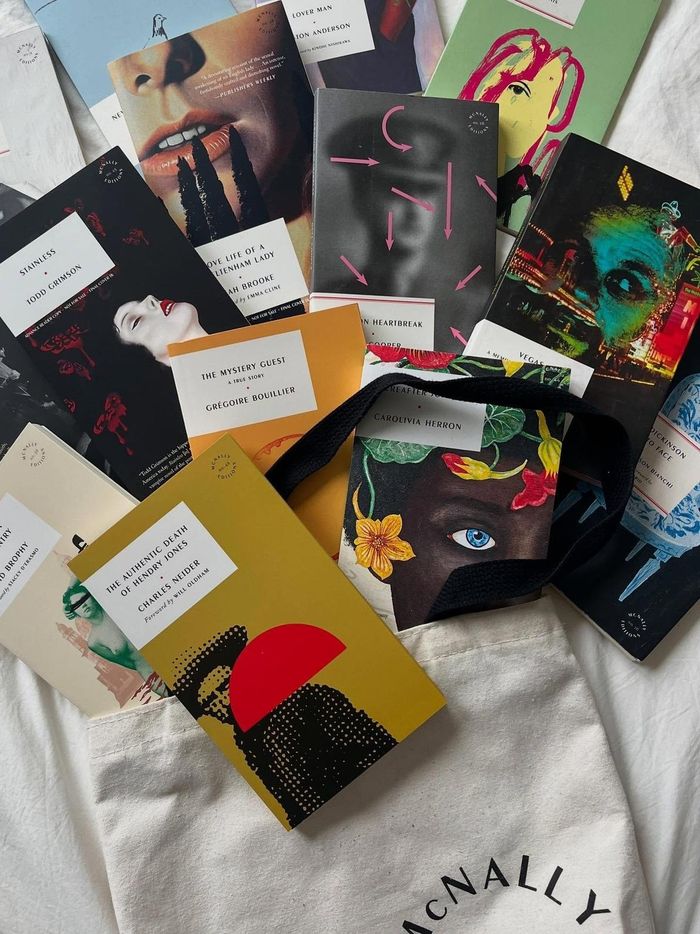  Nhiều cuốn sách cũ đặc sắc được hồi sinh. Ảnh: McNally Editions. 