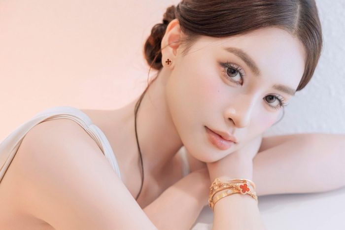 Hoa hậu Trần Tiểu Vy đăng tải hình ảnh mới nhân dịp bước sang tuổi 26. Nhiều đồng nghiệp và khán giả gửi lời chúc mừng sinh nhật tới người đẹp. Hoa hậu Việt Nam 2018 hoạt động nghệ thuật tích cực thời gian qua. Cô góp mặt ở nhiều dự án điện ảnh, gần nhất có Ốc mượn hồn, đóng cùng Quốc Trường. So với thời điểm đăng quang hoa hậu, sự nghiệp của cô có những bước thay đổi đáng kể.