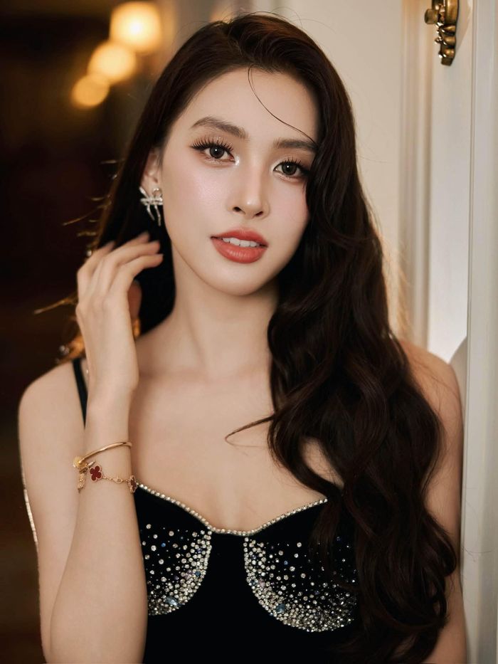 Tiểu Vy là gương mặt được các nhãn hàng thời trang, mỹ phẩm hoặc nhà thiết kế lựa chọn những năm qua. Cô cũng thường xuất hiện trên các sàn diễn thời trang. Dù vậy, không ít lần hoa hậu gây tranh cãi về phát ngôn, hành xử. Tháng 4, khi góp mặt trong một sự kiện, hoa hậu tỏ ra lúng túng khi chia sẻ về sản phẩm. Thậm chí, cô quên tên công dụng, thành phần, phải nhờ đến sự trợ giúp của người bên cạnh. Sự việc gây tranh cãi và ảnh hưởng đến hình ảnh của Tiểu Vy.