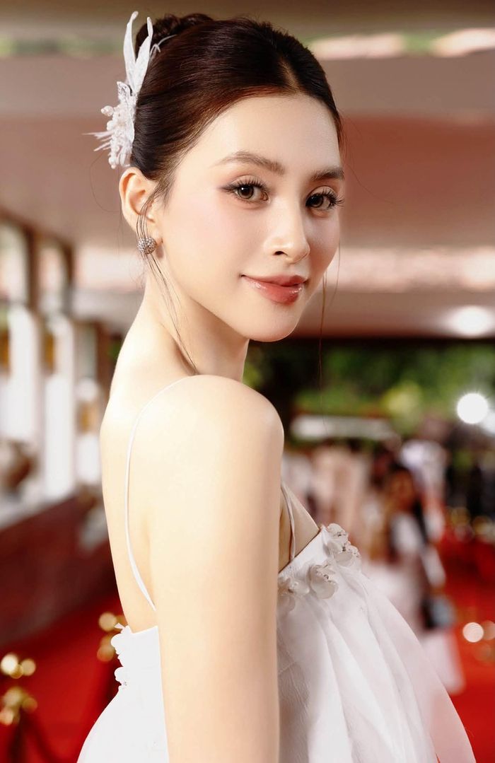 Dù góp mặt đều đặn qua nhiều dự án điện ảnh, diễn xuất của Tiểu Vy không được đánh giá cao. Đến thời điểm hiện tại, vai nữ chính Quỳnh Anh trong phim Bộ tứ báo thủ (Trấn Thành) là điểm sáng hiếm hoi, được khán giả chú ý. Các nhân vật do Tiểu Vy đảm nhận ở Đảo độc đắc - Tử mẫu Thiên linh cái hay Ốc mượn hồn đều mờ nhạt và để lộ hạn chế về diễn xuất, đài từ. Doanh thu các dự án này cũng ảm đạm khi phát hành.