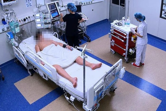  Bệnh nhi được điều trị tích cực sau chẩn đoán viêm màng não. Ảnh: BVCC. 