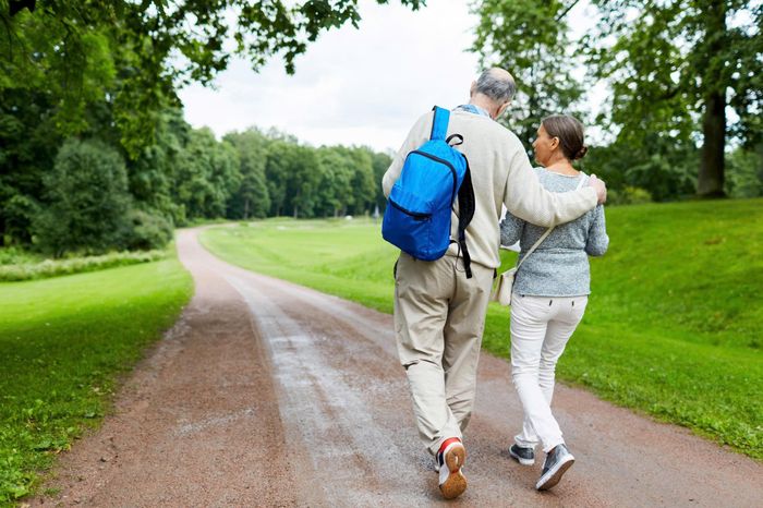 Đi bộ là hình thức vận động đơn giản, phù hợp với nhiều lứa tuổi và không đòi hỏi thiết bị chuyên dụng. Ảnh: Magnific.