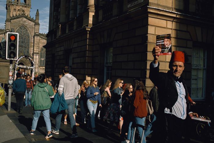 Lễ hội Fringe ở thủ đô Edinburgh (Scotland) trong tháng 8. Ảnh: New York Times.