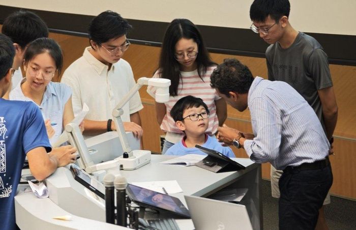Theodore trao đổi cùng giảng viên và bạn cùng lớp. Ảnh: NTU.