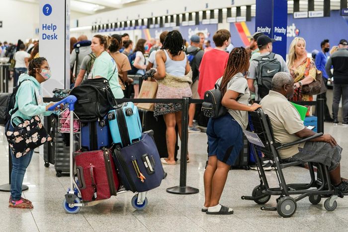  Hành khách tại khu vực làm thủ tục của hãng hàng không Southwest Airlines ở sân bay quốc tế Hartsfield-Jackson Atlanta, bang Georgia, Mỹ, năm 2022. Ảnh: Reuters. 
