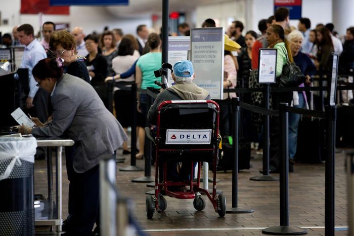  Hành khách lớn tuổi sử dụng dịch vụ xe lăn tại sân bay LaGuardia, Mỹ. Ảnh: New York Times.