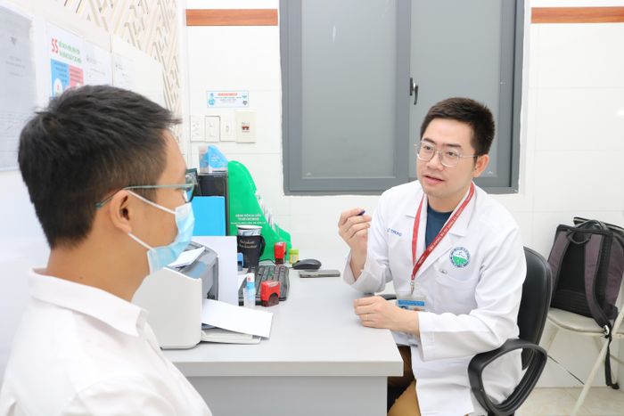 Bác sĩ Dương Lê Trung đang tư vấn cho bệnh nhân. Ảnh: BVCC.
