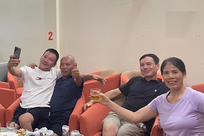  Theo dõi qua màn ảnh nhỏ, ông Hùng (thứ hai từ trái sang) không giấu được sự xúc động trong giây phút con trai ghi bàn. Ảnh: Gia đình cung cấp.