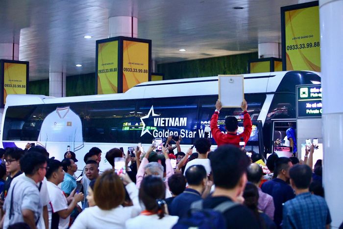  Trận lượt về giữa tuyển Việt Nam và Thái Lan diễn ra trên sân Mỹ Đình ngày 26/8. Với lợi thế dẫn trước 2-0, thầy trò HLV Kim Sang-sik đang đứng trước cơ hội lớn để bảo vệ chức vô địch ASEAN Cup. Trước mắt đội tuyển là 90 phút quyết định, nơi sự tập trung và bản lĩnh sẽ đóng vai trò quan trọng. 