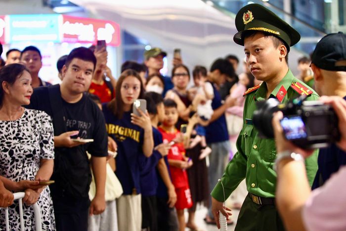  Trước sự có mặt đông đảo của người hâm mộ, lực lượng chức năng triển khai các phương án đảm bảo an ninh, duy trì trật tự và phân luồng người tại khu vực đón khách. 