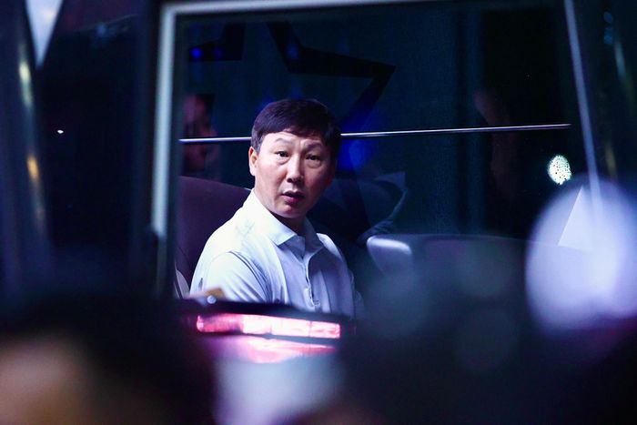  Nhà cầm quân người Hàn Quốc cùng học trò trở về Hà Nội sau chiến thắng 2-0 trước Thái Lan. Kết quả này giúp tuyển Việt Nam có lợi thế đáng kể trước trận chung kết lượt về ngày 26/8. 