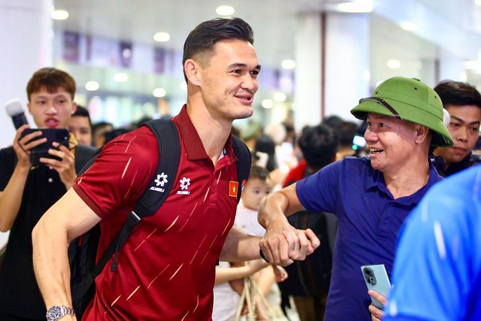  Patrik Lê Giang, người hùng trong chiến thắng 2-0 trước Thái Lan, nhận được sự quan tâm đặc biệt của đông đảo người hâm mộ khi trở về Hà Nội. 