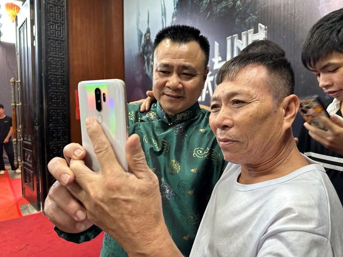 NSND Tự Long chụp ảnh lưu niệm cùng người hâm mộ