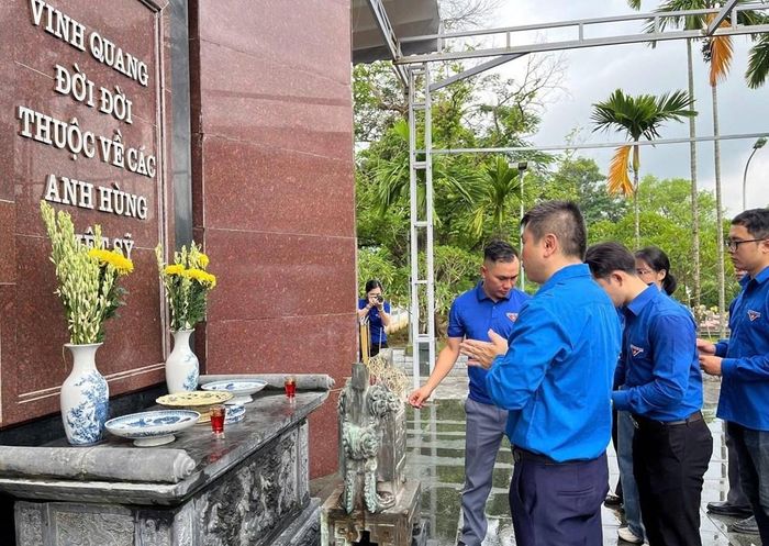 Tại Nghĩa trang Liệt sĩ Độc Lập, đoàn viên, thanh niên đã thành kính dâng hương, tưởng niệm các Anh hùng liệt sĩ, bày tỏ lòng tri ân đối với những người đã hy sinh vì độc lập, tự do của Tổ quốc