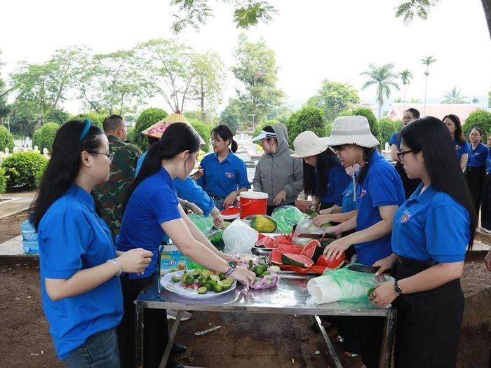 “Thứ Bảy tình nguyện - đồng hành cùng Chiến dịch 500 ngày đêm” không chỉ là hoạt động tình nguyện mà còn là dịp để đoàn viên, thanh niên được giáo dục trực tiếp về truyền thống cách mạng, sự hy sinh của các thế hệ cha anh và trách nhiệm của tuổi trẻ hôm nay trong công tác đền ơn đáp nghĩa