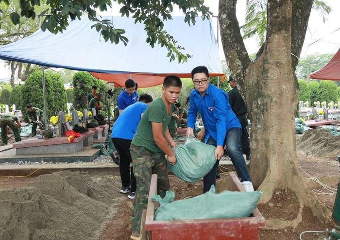 Phát huy tinh thần xung kích, tình nguyện, đoàn viên, thanh niên cũng trực tiếp tham gia hỗ trợ những phần việc phù hợp tại khu vực triển khai chiến dịch, góp phần chia sẻ khó khăn với các lực lượng làm nhiệm vụ