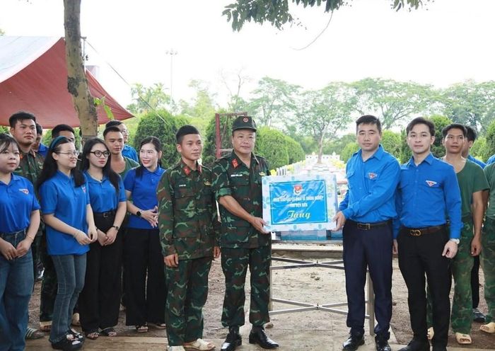 Đoàn đã trao tặng các phần quà thiết thực gồm nước uống, bánh kẹo, hoa quả nhằm tiếp sức cho lực lượng làm nhiệm vụ. Dù giá trị vật chất không lớn, những món quà thể hiện sự sẻ chia, động viên đối với những cán bộ, chiến sĩ đang ngày đêm thực hiện công việc đòi hỏi nhiều công sức, trách nhiệm và sự kiên trì