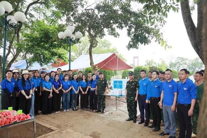 Cùng với hoạt động tưởng niệm, tuổi trẻ Đoàn Khối đã thăm hỏi, động viên cán bộ, chiến sĩ và các lực lượng đang trực tiếp thực hiện nhiệm vụ tìm kiếm, quy tập, xác định danh tính hài cốt liệt sĩ