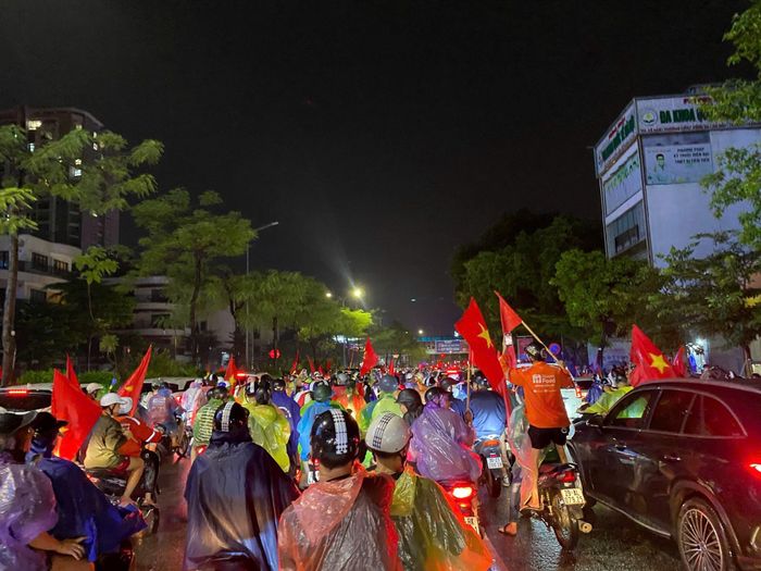 Những tiếng hô "Việt Nam vô địch" đang vang lên trên khắp các nẻo đường Thủ đô