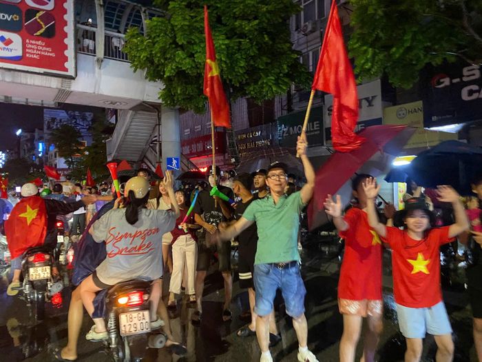 Khu vực Đại Cồ Việt đang "nóng" hơn bao giờ hết với những tiếng hò reo của người hâm mộ