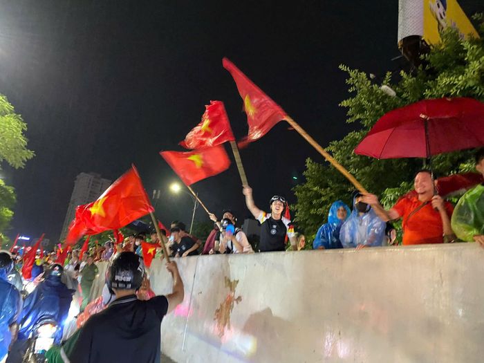 Dòng người cùng tiếng hò reo làm rộn ràng đường phố Hà Nội