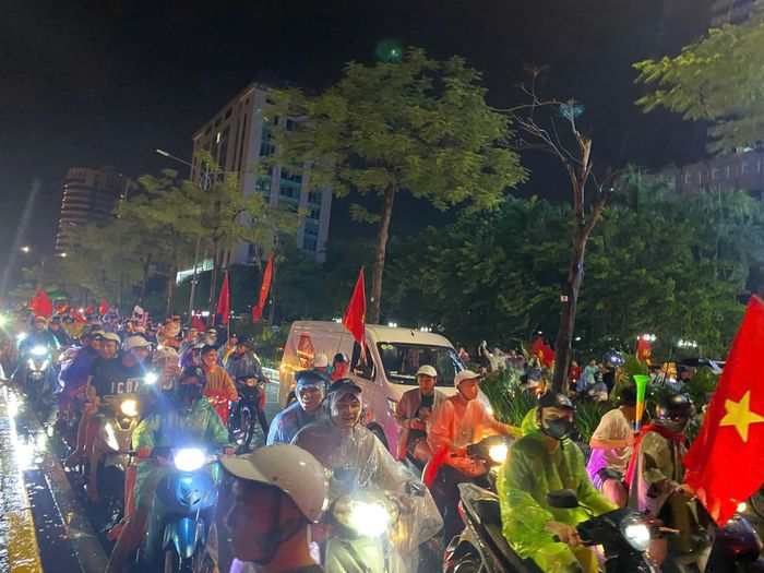 Dòng người đổ về các tuyến phố trung tâm Hà Nội ngày càng đông
