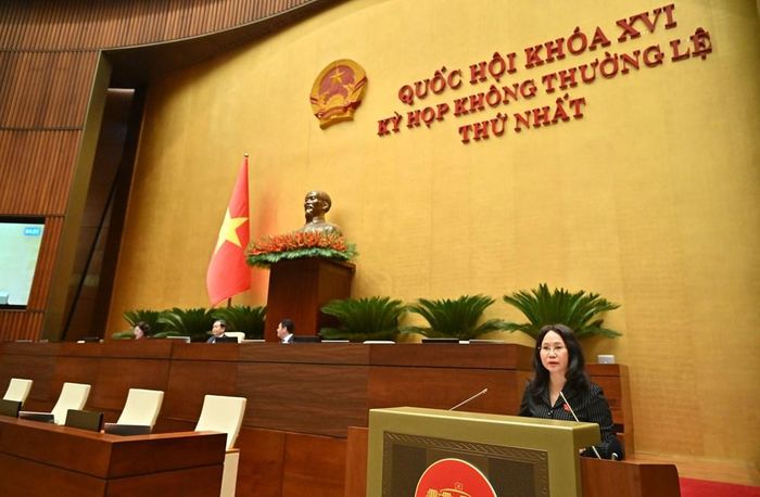 Bộ trưởng Bộ VHTTDL Lâm Thị Phương Thanh trình bày Tờ trình dự án Nghị quyết
