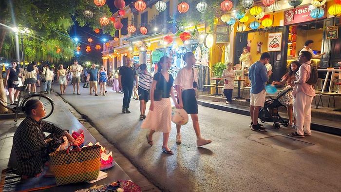 Du khách tham quan phố cổ Hội An