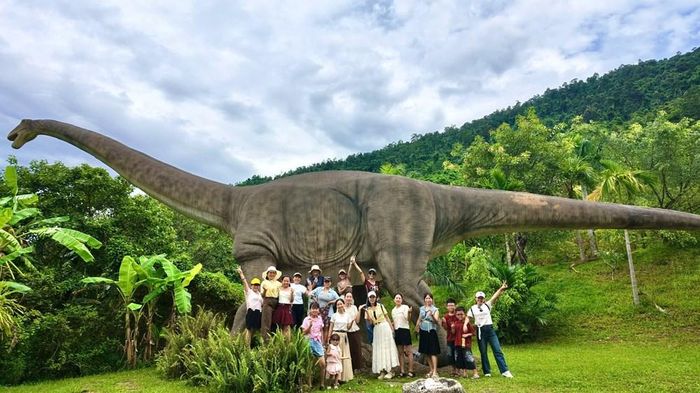 Khách du lịch vui chơi, khám phá tại Khu du lịch Công viên suối khoáng nóng Núi Thần Tài