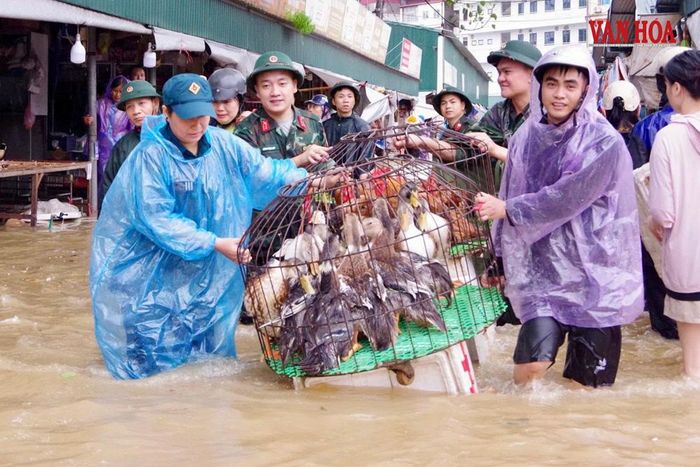 Chợ Giếng Vuông có hàng trăm tiểu thương, là điểm kinh doanh sầm uất. Sau trận mưa lớn, lực lượng chức năng huy động giúp dân sơ tán tài sản